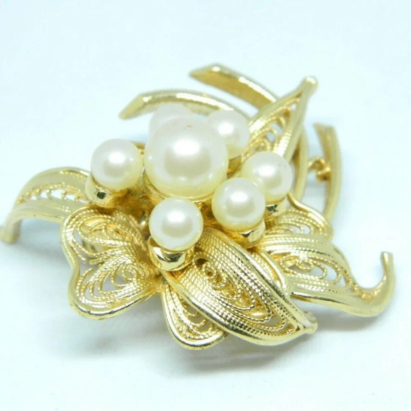 Corocraft Faux Pearl Gold Tone Filigree Flower Pin - Picture 2 of 4